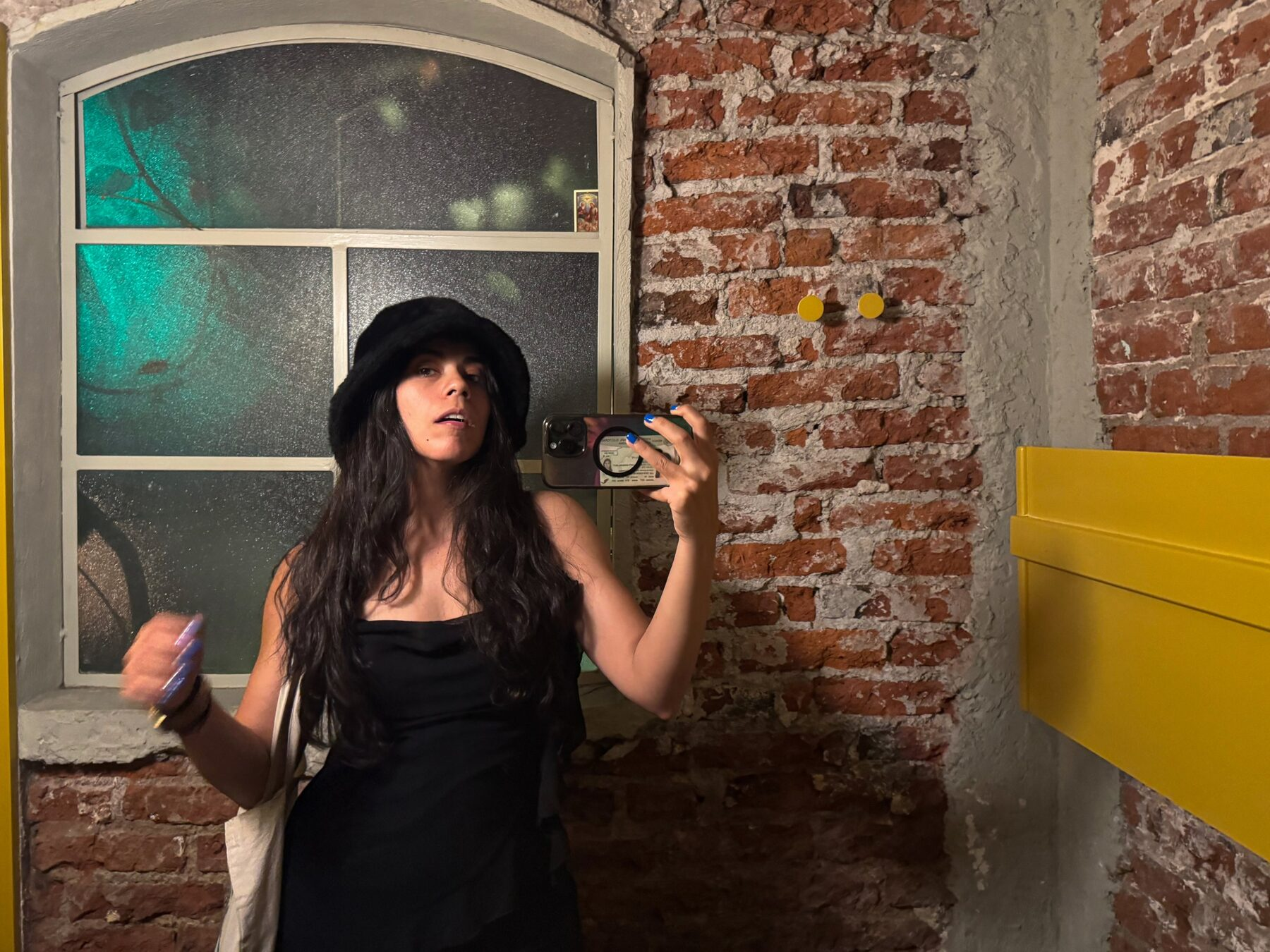 Graciela Virgen tomándose una selfie en el espejo