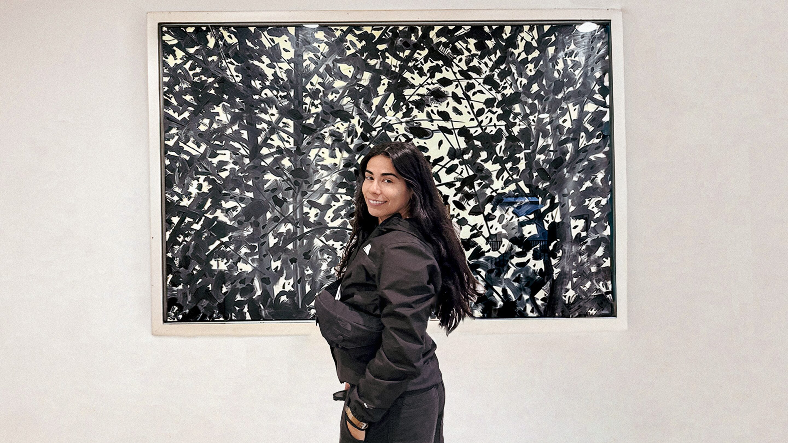 Graciela Virgen frente a una pintura en blanco y negro